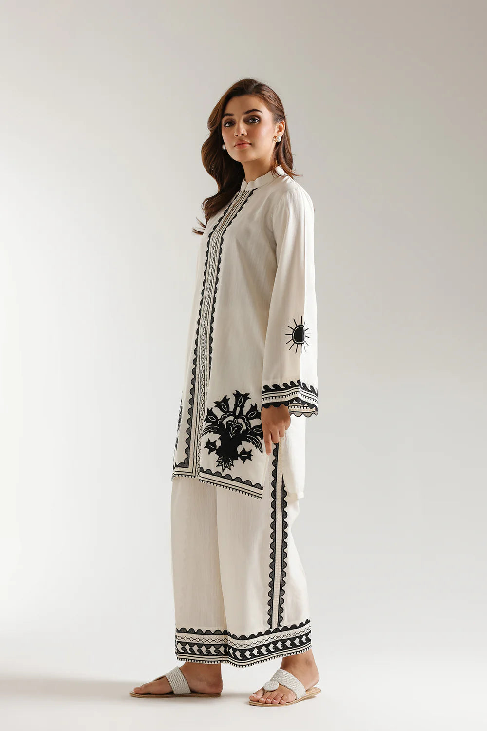 Ethnc-Embroidered Suit 2 Pc